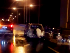 夜幕中车辆过桥自燃被扑灭 只剩黑架子