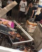 白色轿车撞倒卤菜摊  菜品撒落一地