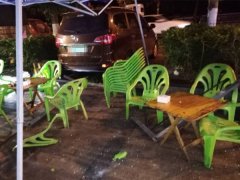 顾客在烧烤蓬下聊天  一扇窗户从天而降