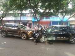 两车当街“互吻”  黑色轿车车头被撞烂