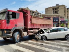 小车斑马线上直“怼”大货车  车头面目全非