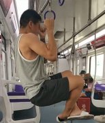 男子把车厢当健身房 拉着吊环做引体向上