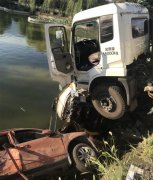 垃圾车将两辆小车撞下河  现场凌乱不堪