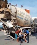 摩托车与罐车发生擦挂 一男子滑入罐车底浑身是血