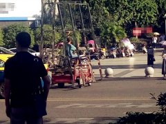 男子将三轮车开出“货车感” 画面惊险令人不安