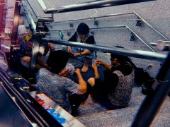 重庆红色高温下 四位大妈轨交站内打牌