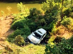 因操作不当 越野车撞断护栏坠入路沟