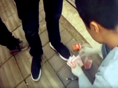 大爷热心帮人换钱 真钱秒变假钱被套路