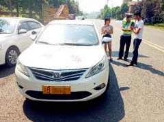 学员驾教练车逃窜躲避民警处罚 被拦截处罚