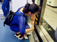 附近就有厕所 女子却在车厢门边给孩童把尿