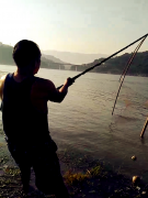 男子长江边“守株待兔”式捕鱼  你见过吗？