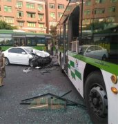 白色小车“怼”上公交   车头面目全非