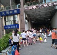 车库入口变避暑圣地 大爷大妈自备收缩椅享清凉