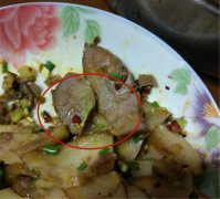 顾客购买猪头肉泛绿荧光   老板称正常现象