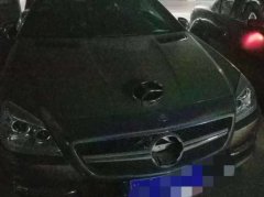 奔驰车标不翼而飞   车主很无语