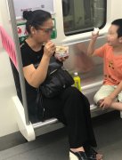眼镜女翘着二郎腿 车厢内吃东西引乘客不满