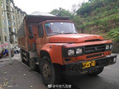 大货车突然刹车失灵  撞上了路边小轿车