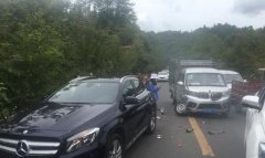 小货车与奔驰相撞  右前轮都掉了