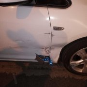 2小车相撞对方车牌双双被撞飞 现场滑稽