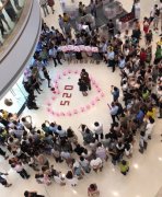 男子用戒指盒拼心又拼520 向女子求婚