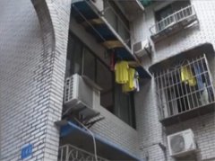 男子一觉起来丢了手机和钱 原是深夜遭2男“洗劫”