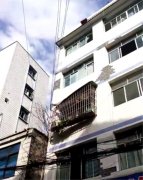 墙面瓷砖从天而降 砸向楼下小车