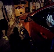 私家车撞上一棵树 反弹后又撞倒摩托车