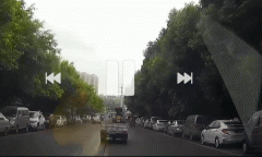 小女孩突然掉下三轮 车轮从她身上压过