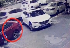 男子嫌车主门前停车“挡财路” 一气之下给轮胎放气