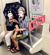 大爷车厢内撑伞为老伴挡风   乘客：这才是爱情最美的样子