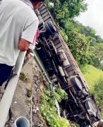 大货车“飞”出道路  侧立在路坎