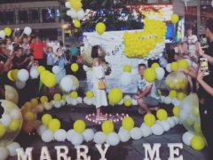 男子街头创意求婚  女友被气球包围