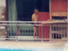 男子半裸在阳台溜达  对面的邻居很尴尬
