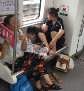 女子车厢内脱鞋“盘腿上炕”  引乘客不满