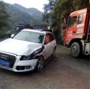 小车弯道和货车相撞  车身留下红色“唇印”