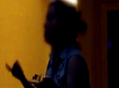 女子遛狗不牵绳惹怒邻居 双方争闹不休