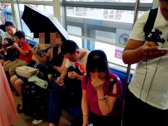 两女子车厢里打伞  乘客：头一回见