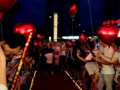 男子地面摆心型发光蜡烛 单膝下跪浪漫求婚