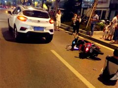 小车与电瓶车碰撞 1男子摔倒坐地不起