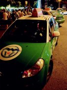 两辆出租车凌晨相撞  其中一车驾驶室车门被撞凹陷