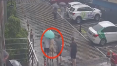情侣雨中漫步 女子手机意外失踪