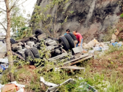 满载饮品的货车失控滚落山坡 车头被压扁