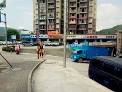 货车被限高杆卡住去路 竟下车把它给拆了