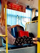 大爷公交上坐姿妩媚 市民直呼“太别扭”