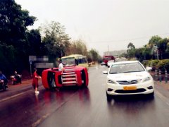 小车失控90度侧翻车道上 一男一女尴尬爬出来