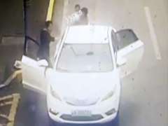 2女子拼车途中起冲突 监控拍下抓扯辱骂瞬间