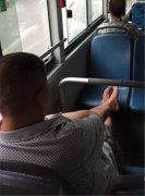 大爷乘公交双脚交叉搭在对面座椅上 引乘客反感