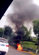 摩托车当街燃烧  车身被大火吞噬