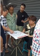 街头转转盘能赚钱？  男子玩上瘾赔了上百元