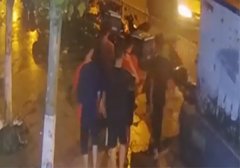 外卖小哥急着上楼送餐  转眼间摩托车却被他人开走